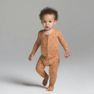 ✨SKIMS SLEEP BABY ONESIE GINGERBREAD PRINT IN CARAMEL 12M